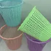 Cubo de basura doméstico elegante con diseño calado, papelera de plástico sin tapa, papelera de malla, suministro del fabricante, venta al por mayor por dos yuanes