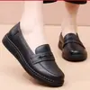 Zapatos de madre para primavera y verano, zapatos ultraligeros para mujeres de mediana edad y mayores, piel suave, suela blanda, cómodos zapatos de piel para personas mayores