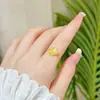 Anillo de Trébol de Cuatro Hojas de Oro de Arena Vietnamita Oro de Imitación Moda Simple Versátil para Mujer Venta en Vivo por Internet Suministro de Fábrica Venta al por Mayor