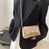 Bolsa quadrada pequena portátil com texto estilo Hong Kong, bolsa feminina de inverno 2025, nova bolsa de ombro para deslocamento, bolsa axilar, bolsa transversal estilo ocidental da moda