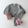 INS Versión coreana de otoño nuevo traje de tesoro pequeño y mediano para hombres y mujeres bordado letras amor suéter cómodo ropa para niños conjunto de dos piezas