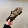 Sapatos de calçar confortáveis, versáteis, emagrecedores e quentes com forro de fleece para mulheres, apresentando um design de laço e um visual estiloso e fácil de usar inspirado no Birkenstock.