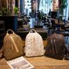 Mochila con textura de cuero suave 2023, nueva mochila de cuero PU estilo retro europeo y americano de gran capacidad, bolso de viaje sencillo para mujer