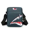 Atacado Transfronteiriço Bolsa de Ombro Masculina Grande Capacidade Marca Tendência Bolsa Transversal Impermeável Leve Mochila de Crocodilo Vermelha Tendência de Rua