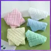 Toalla cuadrada de seis capas de gasa seersucker de color liso toalla para babas de bebé toalla de algodón absorbente para babas de color liso bordado publicidad