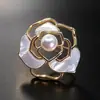 Broche de Flor de Camelia con Estilo Ligeramente Vintage, Pin de Lujo de Alta Gama, Accesorio Elegante para Asegurar Ropa y Trajes, Corsage de Perlas, En Stock
