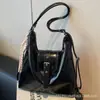 Bolsa de Ombro de Couro Macio Grande Capacidade para o Dia a Dia em Tecido Feminina 2025 Nova Estilo Retrô Stylist Bolsa de Axila Bolsa Tote Mochila