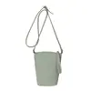 Bolsa Pequena de Couro Macio para Celular Feminina, Bolsa Pequena Transversal, Novo Modelo Primavera/Verão 2026, Estilo Vertical com Pingente de Cavalo Pequeno, Bolsa Pequena Transversal de Ombro Único