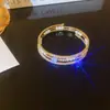 Pulseira Aberta com Pérola e Diamante Cintilante para Mulheres, Nova Pulseira de Luxo, Nicho de Luxo Leve, Joia de Pulseira Exquisita Doce e Cool