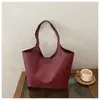 Estilo europeo y americano transfronterizo, nueva colección 2026, bolso tote blando de gran capacidad retro para mujer para ir al trabajo, diseñado para llevarlo bajo el brazo