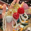 Chaveiro de Morango 3D Artesanal de Alta Qualidade com Corrente de Pérolas Brilhantes, Argila e Diamantes Completos, Acessório de Bolsa Exquisito para Mulheres