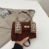 Bolsa de Ombro Moderna e Simples 2025 Bolsa Nova Design de Nicho para Mulheres Casual para o Dia a Dia Bolsa Transversal de Mão Pequena Quadrada