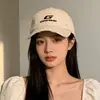 Boné de Baseball Bordado com Letras Estilo Hip-Hop Americano para Mulheres, Novo Modelo 2026, Aba Larga, Efeito Emagrecedor de Rosto, Boné tipo Bico de Pato