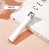 Isqueiro de metal novo estilo com uma corrente longa e fina, projetado para mulheres, com chama aberta e gás recarregável, um item popular e moderno