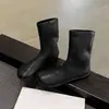 Botas curtas da moda e simples estilo coreano de 2 cm, novo modelo outono e inverno 2026, bico redondo, sola plana, botas justas elásticas de calçar
