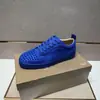 Tênis Novos Europeus e Americanos Couro Genuíno Cano Baixo Rebites Bico Redondo Cadarço Calçados Casuais Esportivos para Exterior Masculinos e Femininos Moda Par