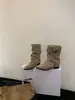 Botas curtas estilo retrô coreano com fivela de cinto, salto grosso e perna plissada para mulheres, nova coleção outono/inverno 2026, bico fino, versátil e elegante, botas de equitação