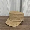 Gorra de Béisbol de Ala Plana con Remaches Estilo Retro Americano Primavera/Otoño 2026 para Mujer Estilo Coreano Personalidad Moda Versátil Adelgazante de Rostro Sombrero de Equitación
