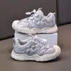 Zapatos para Niñas 2026 Primavera Nuevos Zapatos Deportivos Infantiles de Moda Suela Suave Zapatos de Princesa Populares Blancos Estilo Papá