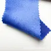 Tejido de satén elástico, grueso y brillante con una caída suave, que presenta un efecto reluciente de seda artificial, adecuado para disfraces de baile y ropa formal.