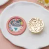 Nuevo sello de lacre de la serie Alice, con un diseño de relieve plano con personajes de dibujos animados únicos y escenas mágicas, hecho de latón macizo