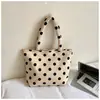 Shuai Mijia 2026 Primavera Nueva Bolsa de Tote Estilo Vacaciones Moderna Lunares Casual Gran Capacidad para Viajar Bolso de Hombro