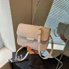 Bolso pequeño elegante de alta gama para mujer 2026 nuevo popular de primavera y verano bandolera de un solo hombro bajo el brazo bolso cuadrado pequeño