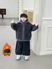 Conjunto de Invierno para Niños de Tres Piezas con Suéter Forrado de Felpa Estilo Coreano Conjunto de Ropa Gruesa de Algodón para Niños Ropa Guapa para Bebés y Niños Pequeños