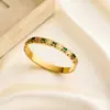 Europa y Estados Unidos estilo INS cuadrado verde circonita pulsera de medio anillo diseño de hebilla acero de titanio chapado en oro de 18 quilates color de retención de lujo ligero transfronterizo