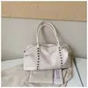 Bolso de mano de gran capacidad transfronterizo para mujer, nuevo y moderno 2026, superficie suave, textura de tachuelas, para hombro y cruzado