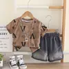Conjunto de Roupa para Meninos com Estampa da Letra V Manga Curta Verão 2026 Novo Conjunto de Duas Peças Elegante de Shorts Jeans e Colar para Crianças 3