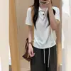 Suéter de tricô branco leitoso com botões, gola polo de manga curta, para mulheres, novo estilo de top para o verão de 2026, para moda intelectual e discreta