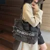 Nova Bolsa Tote de Brim Lavado com Bordado de Letras Design de Nicho Grande Capacidade Bolsa de Ombro com Franjas Versátil para o Dia a Dia Mulheres