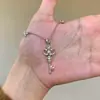 Novo Colar de Design de Nicho Estilo Vintage para Mulheres, Escovado Retro Versátil Exquisito Flor de Íris Chave Corrente de Clavícula de Luxo Leve