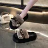 Nuevas y cómodas pantuflas peludas de moda para mujer, que aumentan la altura y tienen suela gruesa, adecuadas para usar en exteriores en otoño e invierno, diseñadas para mujeres bajitas, estilo de una tira, colección 2026