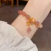 Pulsera de cristal de fresa y cristal de torre amarilla con diseño de mariposa, moda de nicho simple y ultradivertida para mujer, joyería de diseño de lujo ligero única al por mayor