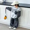 Conjunto de Moletom Estilo Cool para Meninos, Moda Coreana Nova Primavera e Outono 2026 Conjunto Casual Elegante de Duas Peças Patchwork para Bebê Menino