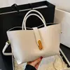 Bolso de mano único de nicho estilo francés para mujer, nuevo bolso de hombro cruzado vintage para el día a día 2026, bolso tipo cubo de gran capacidad