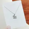 2026 Nuevo Color-Preservante Extra Largo Collar al por Mayor Nicho Versátil Hoja Mariposa Ángel Colgante Cadena Clavícula Joyería para Mujeres