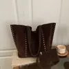 Bolso de Mano Grande de Cuero Gamuzado Retro con Remaches Transfronterizo Europeo y Americano para Mujer Nuevo Primavera Temprana 2026 Bolso de Hombro para Debajo del Brazo