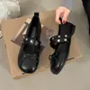 Sapatos de Salto Grosso Retro Boca Rasa para Mulheres 2026 Nova Coleção Primavera Estilo Doce Fofo Fivela Cruzada de Laço Sapatos Mary Jane com Bolinhas