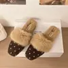 Sapatos Fofos de Pelúcia Estilo Francês Femininos Ins Celebridade da Internet Deslizantes Fofos Bico Fechado Salto Alto Outono/Inverno Chinelos de Algodão para Exterior