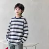 Camiseta de manga larga a rayas para niño, conjunto de dos piezas de otoño para niños, nueva colección otoño y primavera 2026, camiseta de otoño de moda para niños mayores