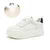 Suela de Espuma Capa Superior Piel de Vaca Zapatos Blancos para Mujer 2026 Otoño Nuevo Estilo Zapatos Casuales Simples Deportivos Versátiles Zapatos de Tabla para Mujer