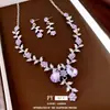 Set de pendientes y collar de flor y hoja con incrustaciones de diamantes, sensación de lujo ligero y alta gama, joyería de nicho exquisita y versátil para mujer