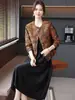 Conjunto de Ropa de Primavera para Mamá: Vestido de Falda Plisada y Chaqueta Corta Estilo Chanel para Mujeres de Mediana Edad y Mayores, un Conjunto de Dos Piezas para Primavera y Otoño