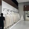 Soporte de Exhibición para Vestido de Novia Negro Montado en Pared Estudio Vestido Estante de Exhibición para Vestido Xiuhua Barra de Ropa Montada en Pared