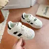 Sapatos de Solado Macio para Meninas Primavera e Outono Novos Laços de Renda Sapatos para Bebês que Estão Aprendendo a Andar Respiráveis Sapatos de Treino Alemães Sapatos Casuais para Crianças
