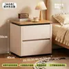 Mesita de noche de madera maciza cuidadosamente seleccionada, modelo nuevo para uso doméstico, lujo ligero, estilo vintage pequeño color crema, mueble de almacenamiento de alta gama para mesita de noche