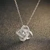 Colar de trevo de quatro folhas, pingente de nicho ins de luxo leve, corrente para suéter com design único, um presente de nicho para mulheres no outono e inverno, presente de aniversário para meninas